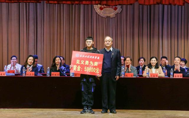 武汉高校电梯见义勇为学生获59800元奖学金,纸托盘厂家:应该的!