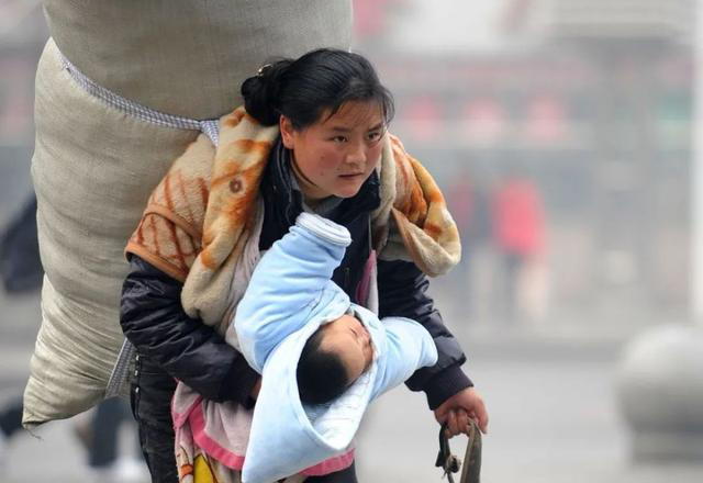 11年前感动中国的春运母亲找到了 奥柏包装纸托盘厂家感动了