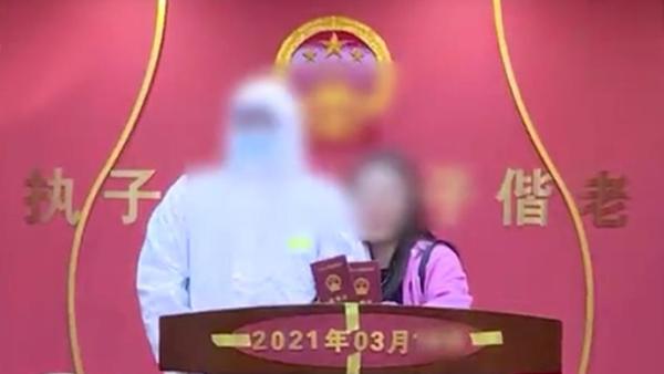 浙江丽水一新郎戴着手铐与爱人领证结婚 纸托盘奥柏包装:法律之外有人情