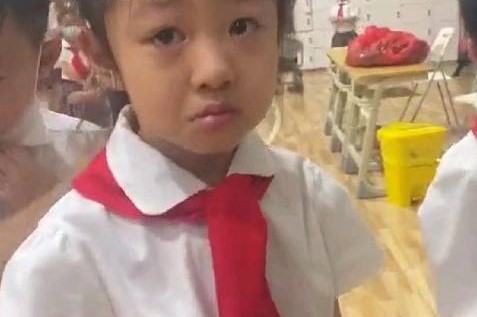 小女孩测核酸认出医务人员是妈妈 瞬间红了眼眶!纸托盘奥柏包装:心疼