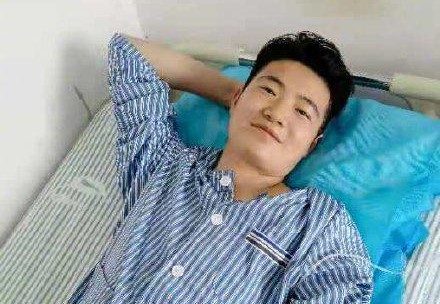 郑州地铁上跪地救人的试工医生,被医院直接录用了 纸托盘奥柏包装为他们点赞!