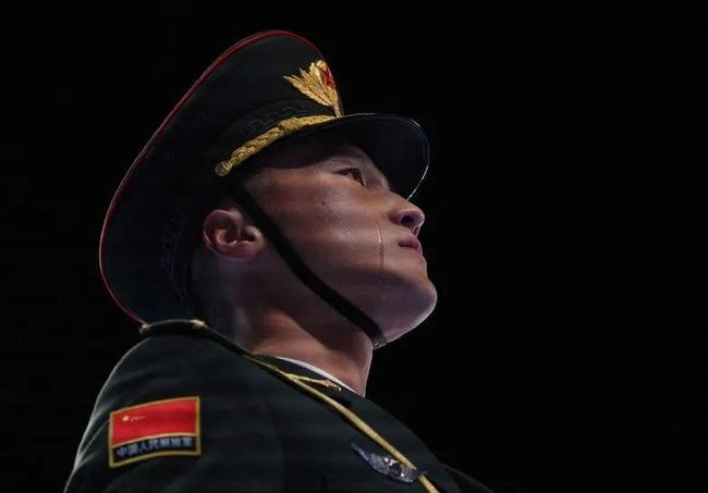 清澈的泪只为中国@那个开幕式上流下热泪的战士 纸托盘奥柏包装感动到了