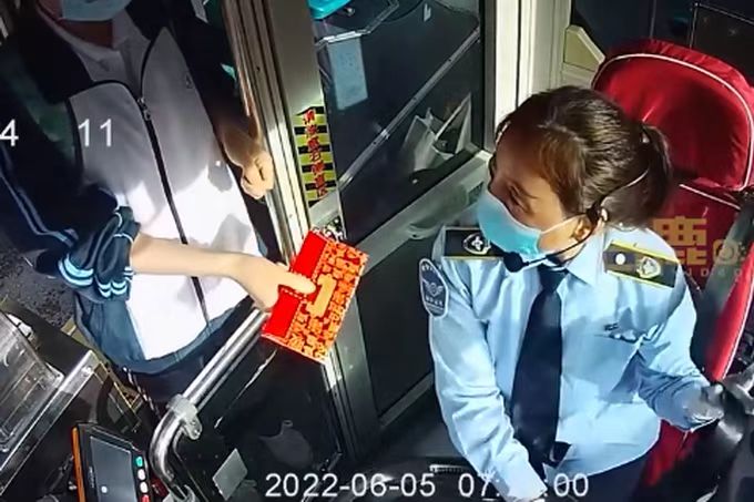 女生高考前手写明信片致公交司机 纸托盘奥柏包装:心有暖阳 满目芬芳